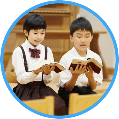 生徒二人が教科書を持ち、音読している